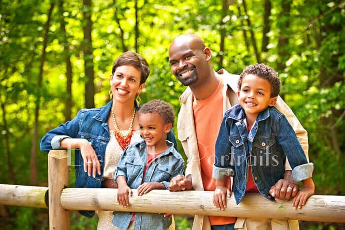 02-professional-photographer-Family-of-Four-portait-at-fence-outdoors